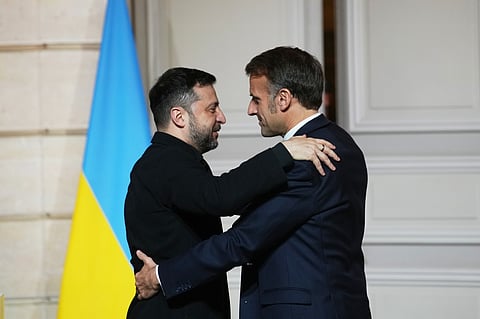 Zelensky foi recebido por Macron em Paris. 