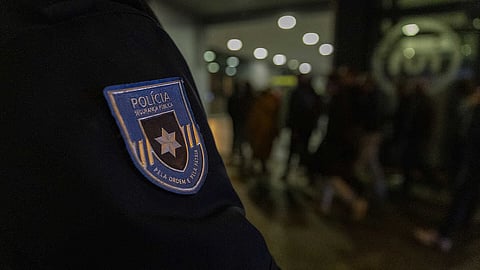 Detido homem de 25 anos por vaga de assaltos a estabelecimentos na zona de Benfica
