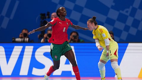 Janice Silva bisou frente a Itália.