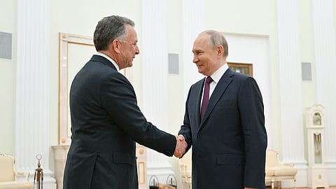 Enviado dos EUA, Steve Witkoff (à esquerda), e Vladimir Putin, presidente da Rússia 