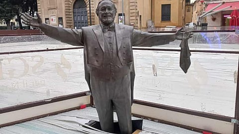 Estátua de Pavarotti fica isolada no meio de pista de gelo em Itália. Autarca pede desculpa à família do tenor