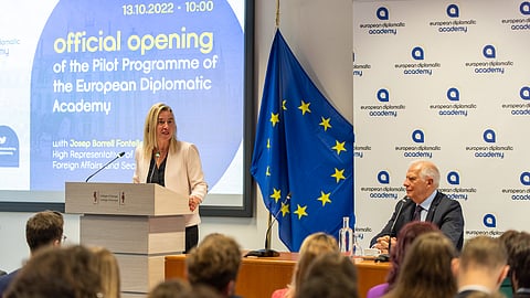 Federica Mogherini e o seu sucessor como alto representante da UE Josep Borrell durante a cerimónia de abertura da Academia Diplomática da UE, em Bruges, em outubro de 2022.