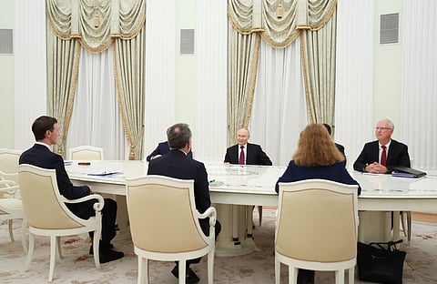 Putin na reunião com os enviados dos EUA, em Moscovo.