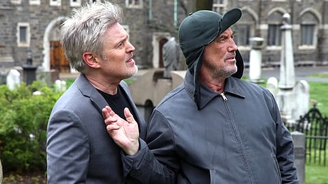 Bill Sage e Robert John Burke no cemitério...