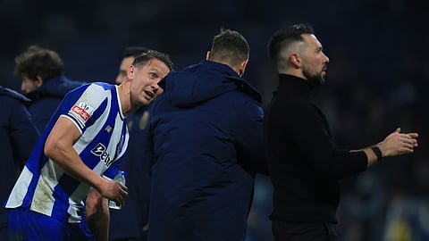 Luuk de Jong queixou-se com dores no joelho no jogo com o Estoril.