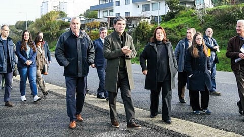 Marco Almeida (ao centro), ladeado por representantes das juntas de freguesia