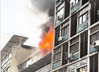 Fogo em prédio na baixa de Luanda obriga pessoas a escapar pela varanda (com vídeo)