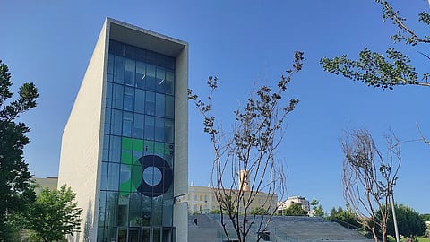 Edital não menciona a obrigatoriedade em saber português.