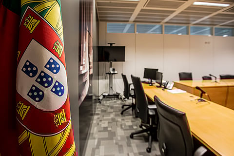 Representação em tribunal gratuita é possível.