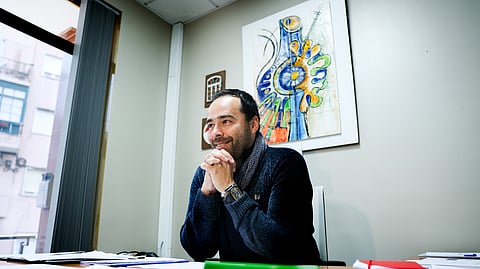 João Pica diz que “nem os imigrantes entendem o inglês dos funcionários, nem estes percebem o dos imigrantes”.