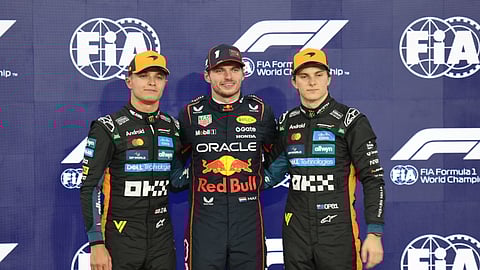 Verstappen (que consquistou a pole), Norris (à esq.) e Piastri após a qualificação, este sábado.