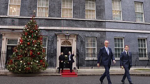 Merz e Macron saem do n.º 10 de Downing Street após reunião com Zelensky e Starmer.