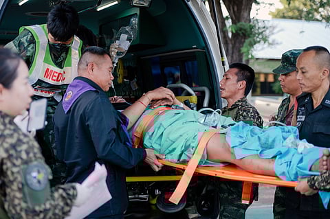 Um soldado tailandês é transportado para o hospital