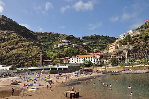Cinco pessoas resgatadas após terem sido arrastadas por onda na Calheta