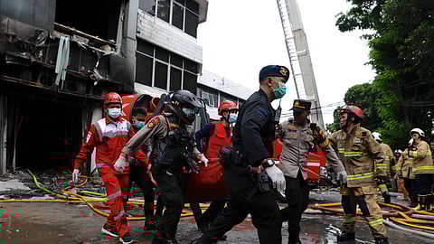 Pelo menos 20 mortos em incêndio num edifício comercial na Indonésia (com vídeos)