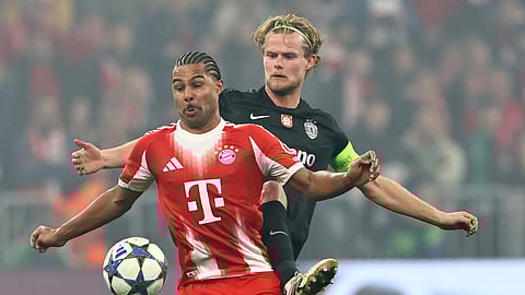 Gnabry e Hjulmand em disputa de bola