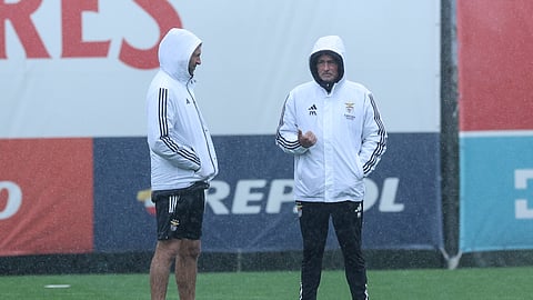 José Mourinho à conversa com o adjunto João Tralhão durante o treino desta terça-feira.