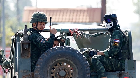 Soldados tailandeses em patrulha junto da fronteira com o Camboja.