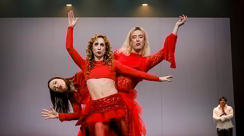 As atrizes June  João, Lila Vivo e Stela dão forma a um monstro, enquanto Vítor Silva Costa encarna Victor Frankenstein.