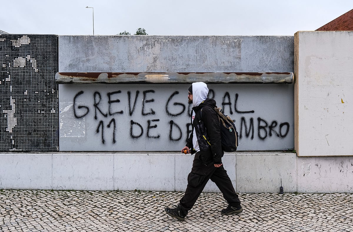 Schools closed, trains cancelled, empty roads. Images from a day of general strike