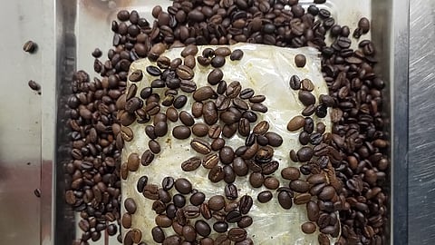 Escondeu mais de cinco quilos de metanfetamina em pacotes de café. Foi apanhado no aeroporto