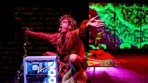 Albano Jerónimo  protagoniza a peça carne.exe a contracenar com Inteligência Artificial.
