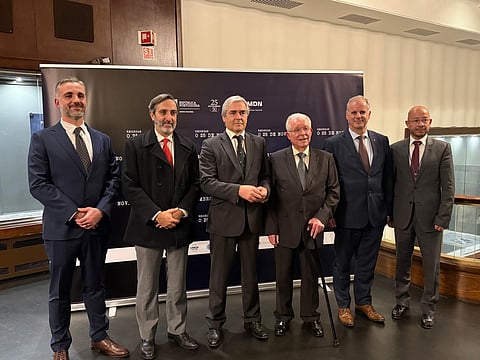 Da esq. para a dta., David Cardoso, imagem e edição; Armando Seixas Ferreira, realizador do documentário; Nuno Melo, ministro da Defesa, tenente-general Alípio Tomé Pinto, presidente da Comissão para as Comemorações do 50.º aniversário do 25 de novembro; general Lemos Pires, DGPDN e João Caldas, produção.