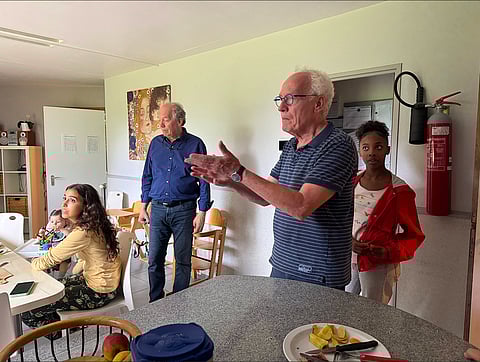 Jean-Pierre e Luc Dardenne (ao fundo) no espaço da casa de cuidados maternos.