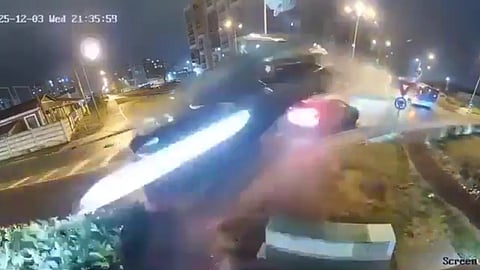 Câmara de videovigilância filma carro a voar por cima de rotunda e de dois automóveis após condutor desmaiar