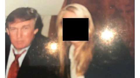 Donald Trump numa das fotos na casa de Epstein.