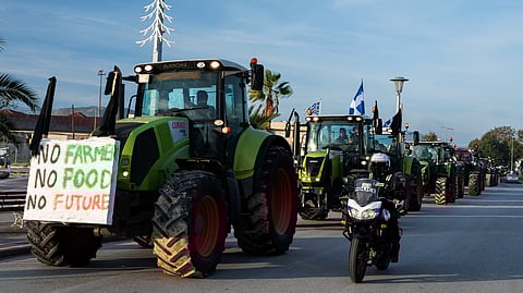 Apesar dos indicadores positivos na economia, nem tudo são rosas na Grécia: o setor agrícola tem feito manifestações e bloqueios de estradas desde o início do mês devido ao atraso de pagamento de subsídios. A crise eclodiu com a deteção de uma fraude de 19,4 milhões de euros.