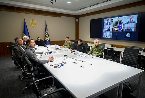 Zelensky reunido com o seu staff antes da partida para Berlim.