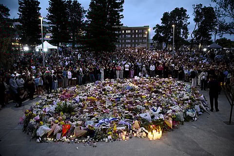 Uma multidão juntou-se na praia de Bondi para prestar homenagem às 15 vítimas mortais.