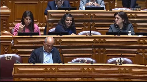 Gesto da deputada bloquista foi visto por quem estava no hemiciclo ou seguia a transmissão da ARTV.