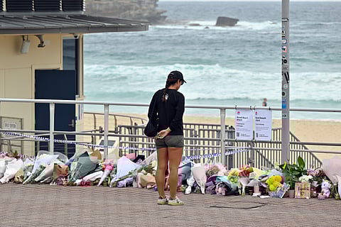 Memorial improvisado na praia de Bondi, Austrália, onde ocorreu um  ataque durante o festival de Hanukkah da comunidade judaica