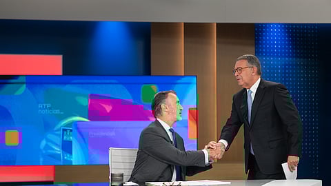 Cotrim de Figueiredo e António José Seguro cumprimentam-se antes do início do debate