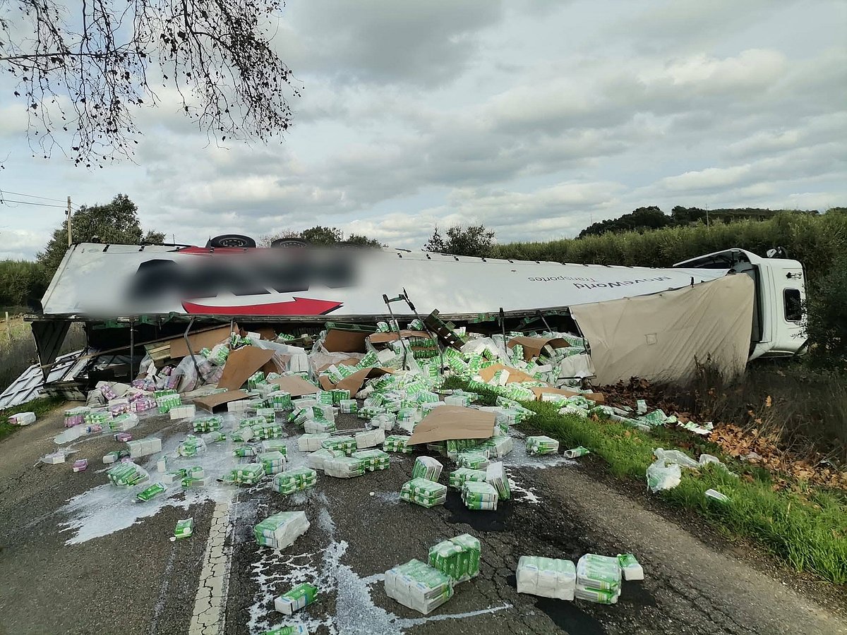 Lorry crash closes national road in the municipality of Avis