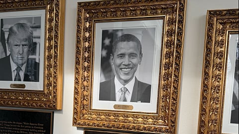 Trump instala placas biográficas depreciativas nos retratos de Biden e Obama