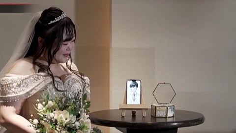 Yurina Noguchi com o seu noivo Klaus no altar improvisado.