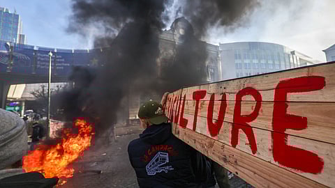Batatas contra gás lacrimogénio e jatos de água. As imagens do protesto dos agricultores em Bruxelas