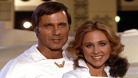 Gil Gerard e Erin Gray numa foto promocional de Buck Rogers.