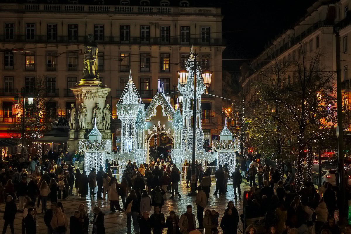 Free parking and a car-free Chiado at weekends during the festive season