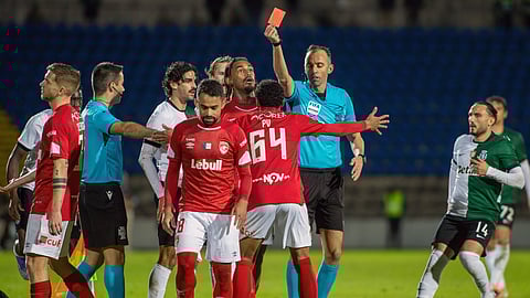 Santa Clara quer anulação de expulsão de Paulo Vitor e áudios do videoárbitro do jogo com o Sporting