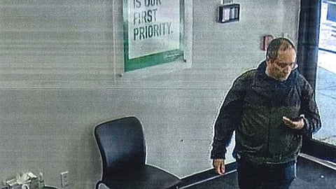 Imagens de videovigilância que mostram o suspeito