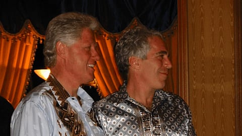 Bill Clinton e Epstein (dta) numa das fotos agora divulgadas.