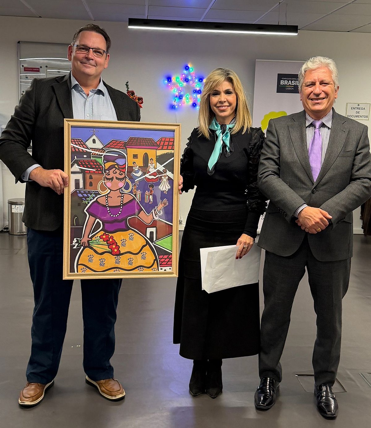 Brazilian woman paints a painting in honour of the staff at the Consulate of Brazil in Lisbon