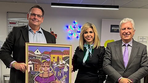 Momento da entrega do quadro do embaixador Alessandro Candeas, cônsul-geral do Brasil em Lisboa.