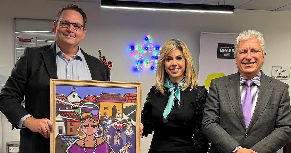 Brazilian woman paints a painting in honour of the staff at the Consulate of Brazil in Lisbon