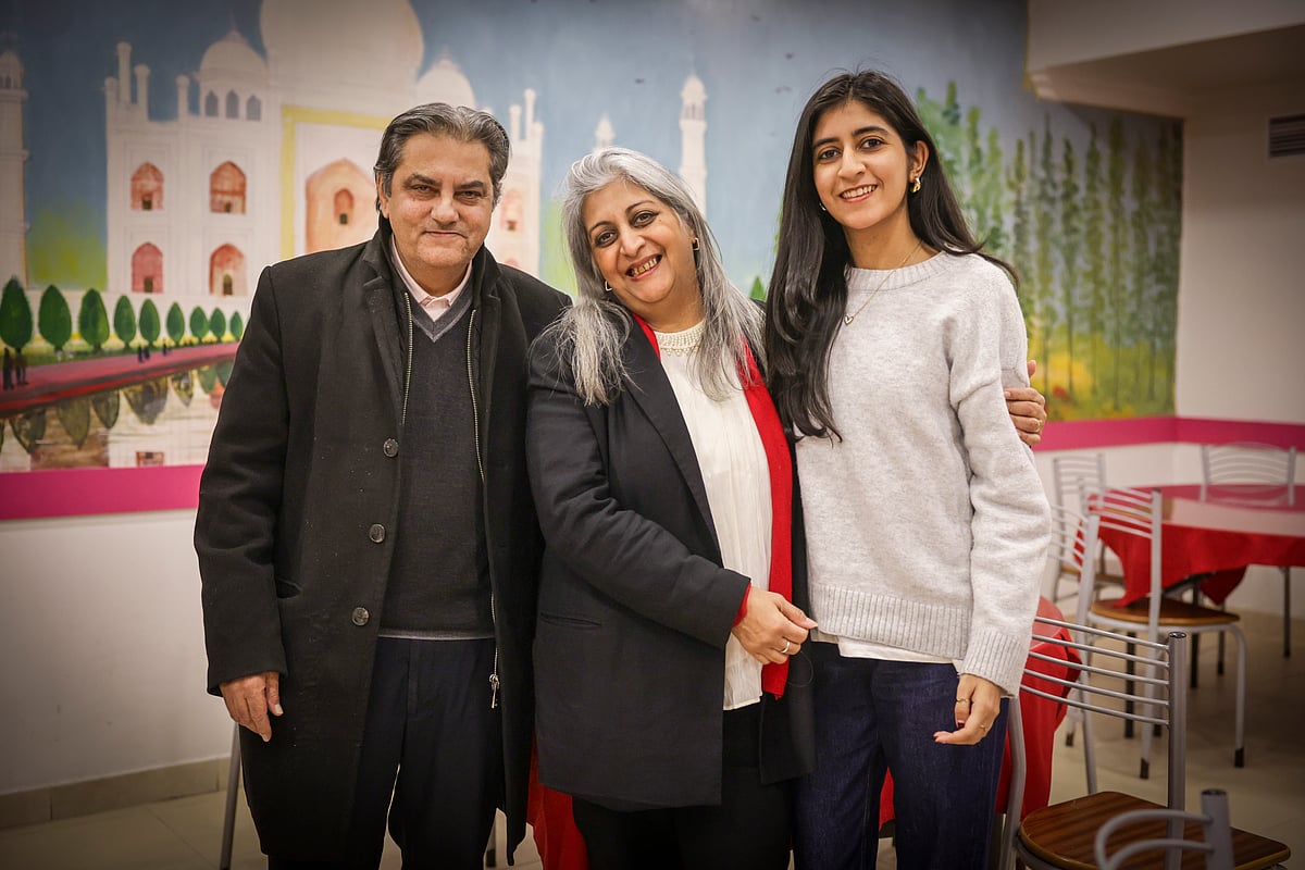 A portrait of family and tradition in the Hindu community, which manages to celebrate "two Christmases"