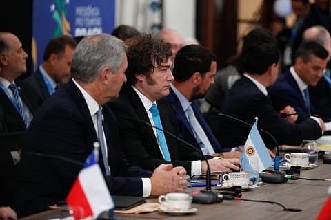 "O líder argentino referiu-se ao homólogo venezuelano como narcoterrorista e autoritário, reforçando o seu apoio ao grande destacamento naval dos Estados Unidos em águas das Caraíbas", disse.